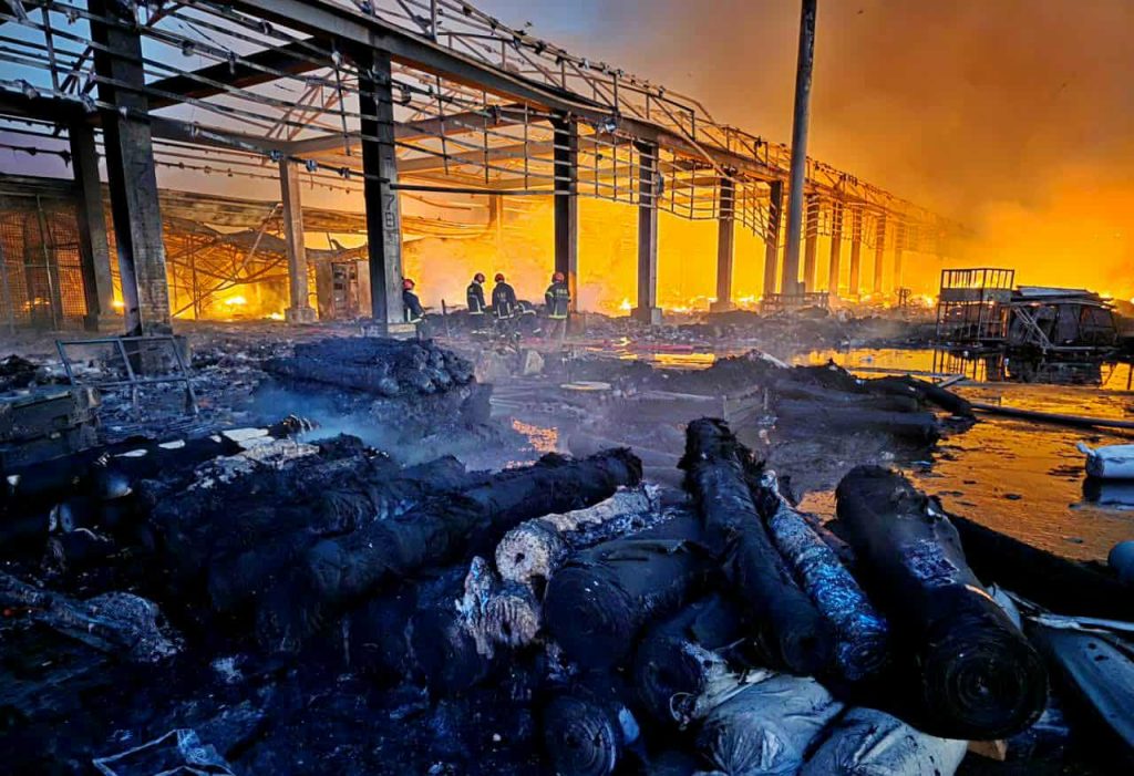 কার্গো কমপ্লেক্সে আগুন
